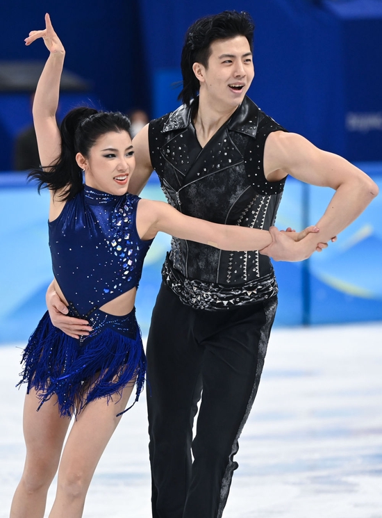 2月12日，中国选手王诗玥（左）/柳鑫宇在北京冬奥会花样滑冰项目冰上舞蹈韵律舞比赛中。新华社记者马宁摄