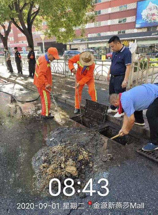 雨水井|凌晨1点 他竟趁黑往雨水井内偷倒污水……