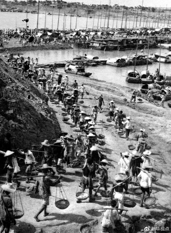 民工在安徽润河集蓄洪分水闸工地施工（1951年摄，资料照片）。