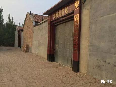 一家四口祖孙三代被邻居杀害 原因令人发指 受害者家大门紧闭,警方不允许他人入内