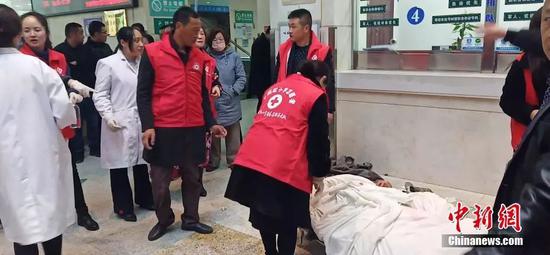 图为事故中的受伤人员正在接受治疗。钟欣 摄