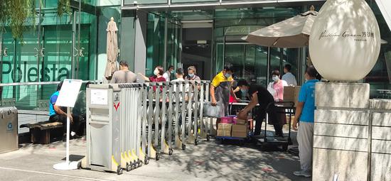 北京日报|居民挖洞取快递太尴尬，这些封着的门也该开了