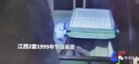  1999年的电视节目拍摄的案发现场，殷建华的尸体在床边的铁笼里，小木匠的尸体在冰柜中