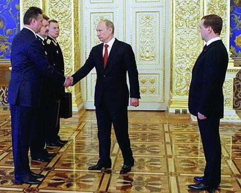 2012年，普京再次就任总统，在梅德韦杰夫的见证下，再次接管核按钮手提箱