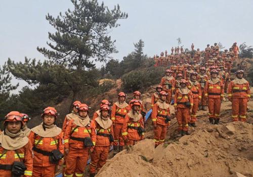  多支森林消防队伍举行默哀仪式，悼念四川凉山木里火灾中牺牲的30名扑火英雄。