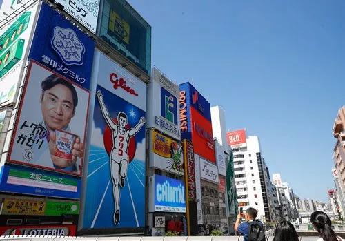 6月25日，游客在日本大阪市商业区游览。新华社记者王婧嫱摄