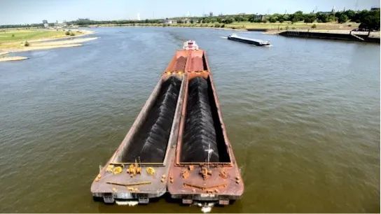 莱茵河畔杜伊斯堡附近的港口，满载着煤炭的轮船频繁进出。图源：BBC