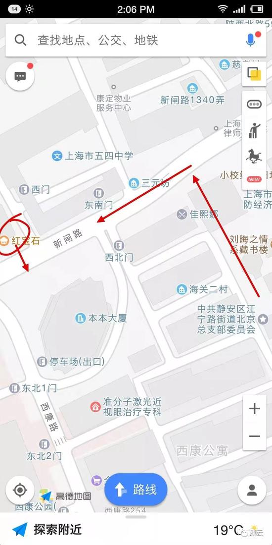  右边两红色箭头显示周某被警方从小区往街道上赶，左边箭头显示周某冲过街道时被枪击中并被摁倒在地