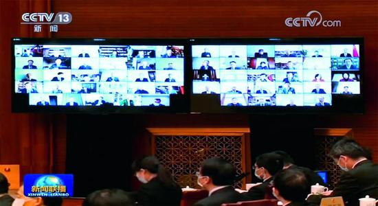 2月24日,十三届全国人大常委会第十六次会议在京举行,部分常委会委员通过网络视频方式出席会议。(新闻联播视频截图)