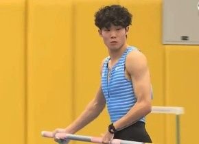 全国男子撑竿跳高决赛：李晨洋跃过5.86米，刷新全国纪录