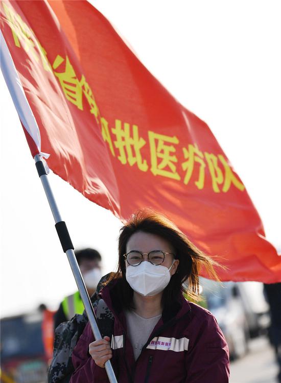 2月19日,陕西省第四批支援湖北医疗队队员在西安咸阳国际机场准备登机出发。新华社记者 李一博 摄