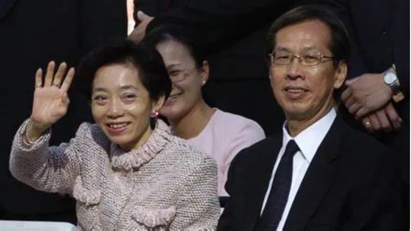 ·吴淑珍（前排左）和黄芳彦（前排右）