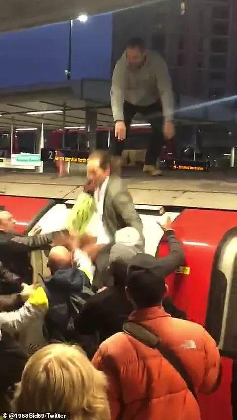  ▲有示威者在早高峰爬上伦敦地铁，后被愤怒的市民揍了一顿  （图via CHRISCHRYSANTH2/PA、Twitter）