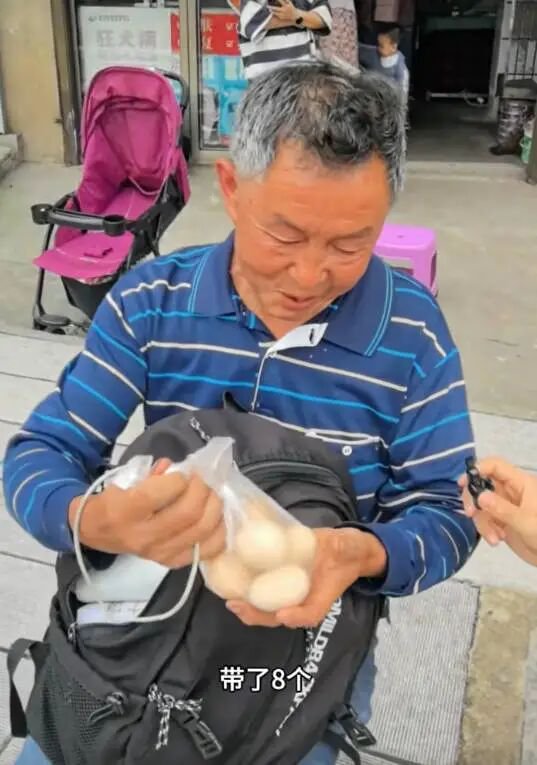 湖南“六旬父亲背8个土鸡蛋接考”最新进展：儿子填完志愿还想找暑假工，父亲又有了新梦想