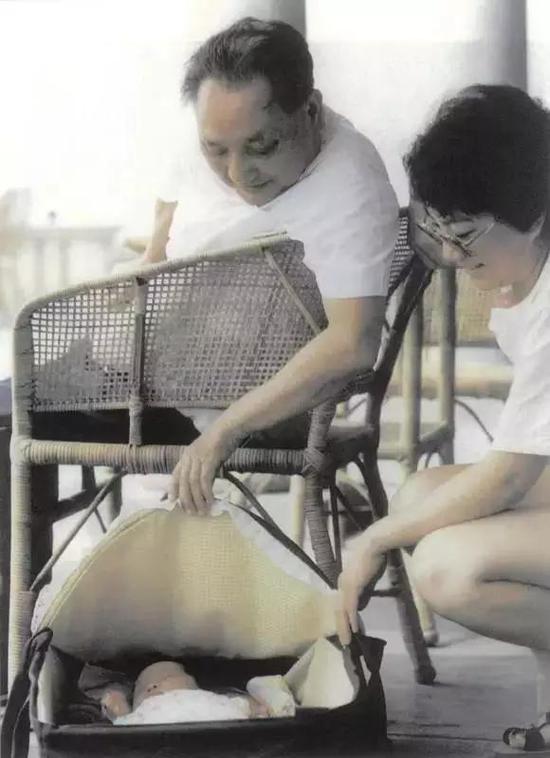 邓小平诞辰115周年 再道一声:小平您好 邓小平慈爱地凝望着襁褓中的小孙孙,右为其女儿邓榕