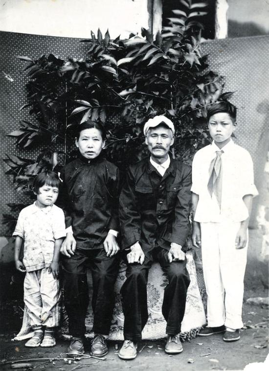 中岛幼八（右一）与养母孙振琴、第三任养父赵树森