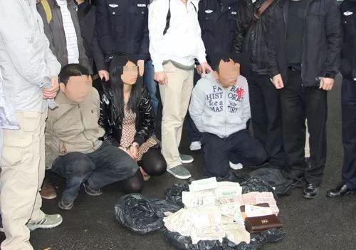 2012年警方抓获的嫌疑人和缴获的赃款。