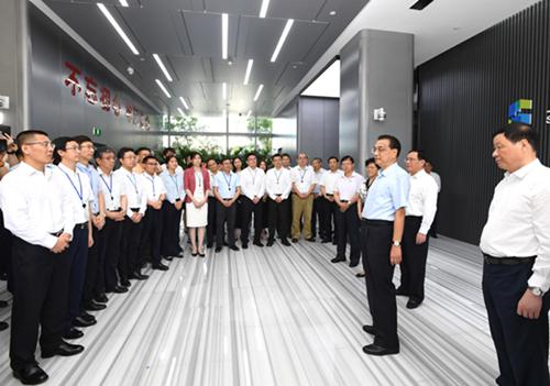 7大常委:为了这一个主题 中央政治局常委7月以来密集调研 7月22日至23日,中央政治局常委、国务院总理李克强在上海考察。这是7月23日,李克强在上海市大数据中心就开展“不忘初心、牢记使命”主题教育进行调研指导。 新华社记者 饶爱民 摄