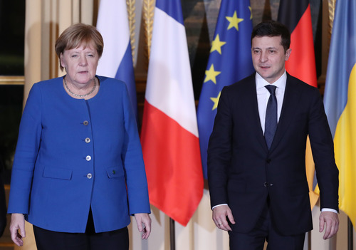 2019年12月9日，在法国巴黎，乌克兰总统泽连斯基（右）和德国总理默克尔出席“诺曼底模式”四国峰会。新华社记者高静摄