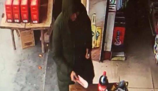 悍匪冯学华的末路逃亡:途中强2人 一路嗜酒如命 2月11日,冯学华在副食店买酒时被视频拍下。