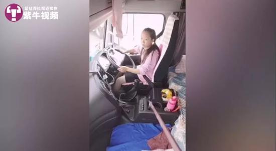 虽然学车时有不少难点,但她都一一克服了