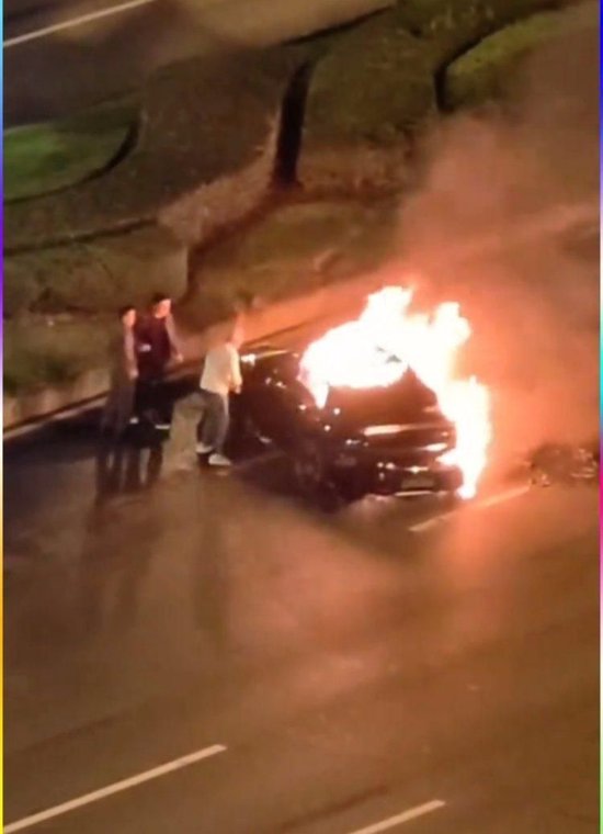 成都一轿车碰撞翻滚后起火，记者实地探访：燃烧留下的黑色印记仍在
