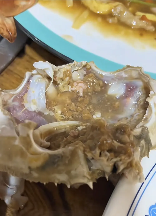 曾因10元打包袋上热搜的山东烟台老蓬莱酒楼仍在“宰客”？顾客：点螃蟹时称58元/斤，结账变58元/只