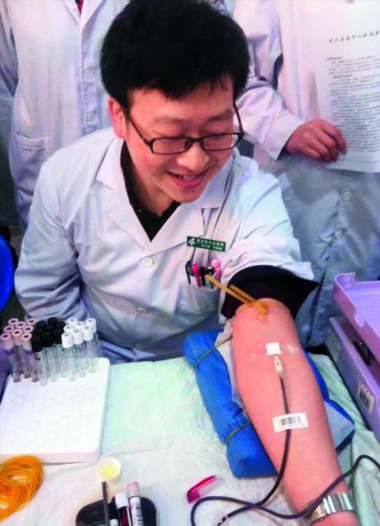  · 李文亮参加献血。
