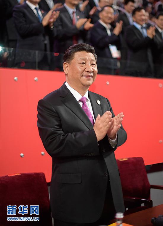 5月15日晚，国家主席习近平和夫人彭丽媛在北京国家体育场同出席亚洲文明对话大会的外方领导人夫妇共同出席亚洲文化嘉年华活动。 新华社记者 李学仁 摄