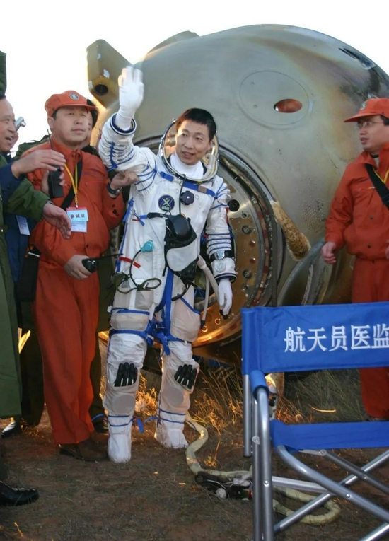 神十二落地对话杨利伟羡慕他们仨做梦都想重返太空