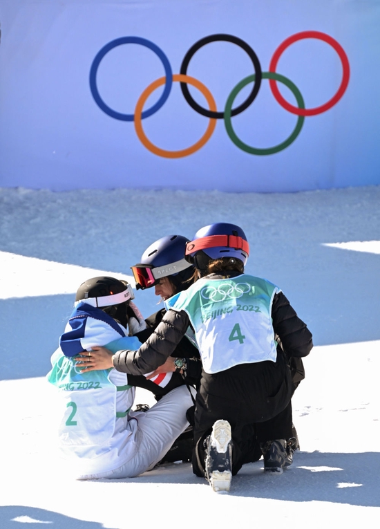 图为在北京2022年冬奥会自由式滑雪女子大跳台决赛后，中国选手谷爱凌（右）和瑞士选手玛蒂尔德·格雷莫德（中）安慰法国选手苔丝·勒德（2022年2月8日摄）。新华社记者 武巍 摄