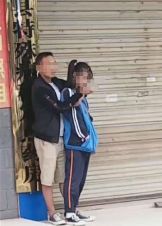 湖南桑植男子刺伤四名学生 嫌疑人曾自愿放弃搬迁 手机新浪网 湖南桑植男子刺伤四名学生 嫌疑人曾自愿放弃搬迁 手机新浪网