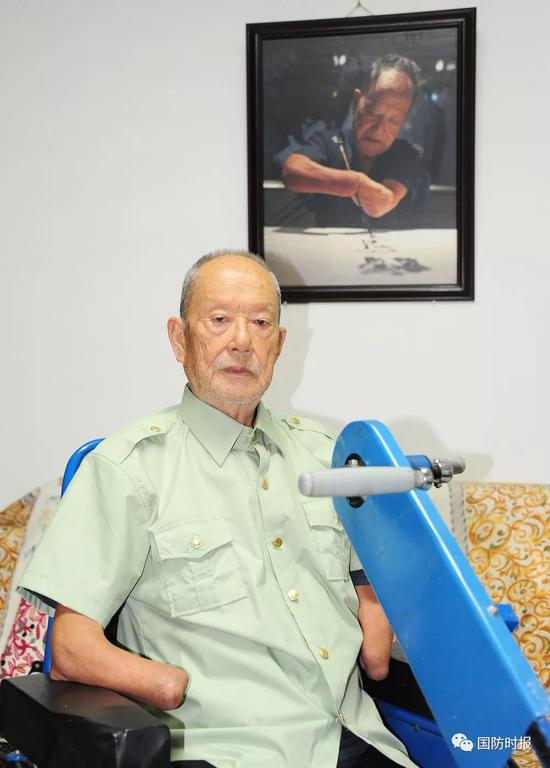 断肢上练写字用残臂抱着毛笔练写书法几十年来累计写了近2000幅作品周