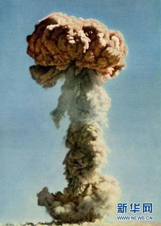 1964年10月16日15时,中国第一颗原子弹爆炸成功.