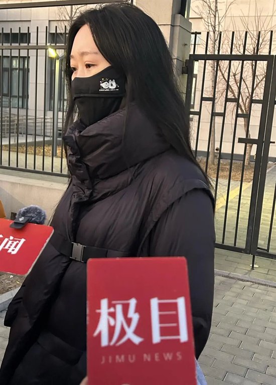 男子毒死9条宠物狗案一审获刑4年，判决书披露其作案动机：不满犬只向他电动三轮车撒尿，将灭鼠药混入熟鸡脖小区投毒