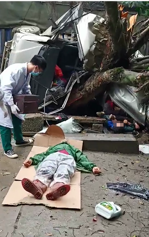 突发广西面包车与大货车相撞多人被挤压现场惨烈交警已开始调查