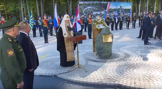 普京出席陆军教堂奠基仪式。