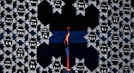 ▲澳大利亚广播公司在报道中使用了一张图，描述的是北京冬奥会的奥运火炬在各国雪花组成的点火台上燃烧，评价开幕式将“天下一家”的思想贯穿始终，令人回味无穷