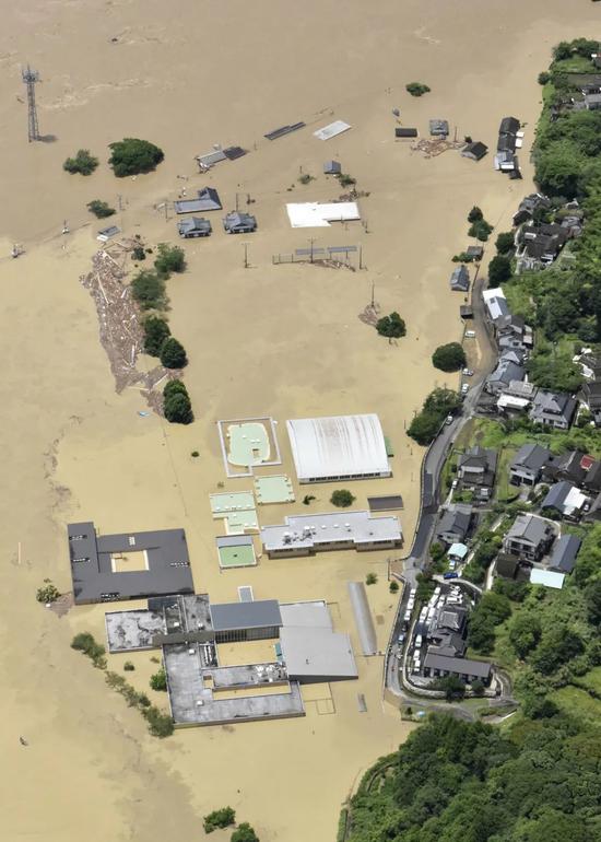  7月4日，在日本熊本县球磨村，千寿园老人院被淹。新华社/共同社