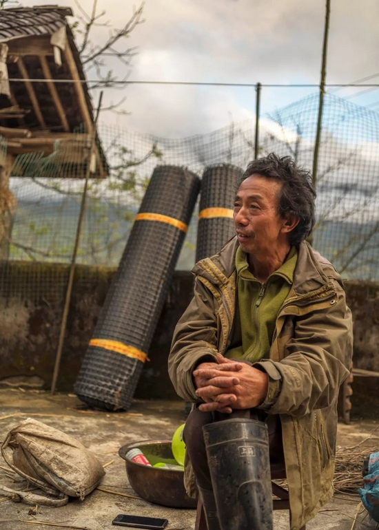 护林员李加坤，11月28日，救援结束后，他刚刚从哀牢山保护区收拾完救援遗留的生活用品（金海 摄）