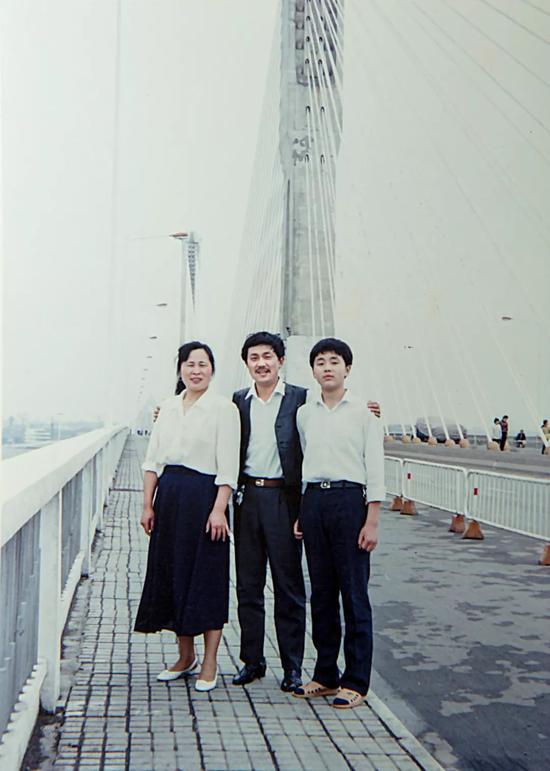 1991年,朱定一家在湘江二桥上的合影