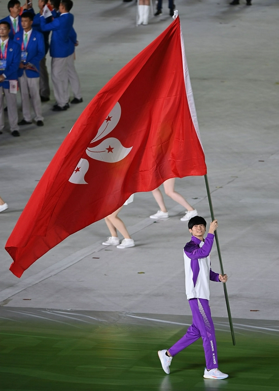 9月15日，香港特别行政区体育代表团旗手欧智锋在全运会开幕式入场仪式上。新华社记者孙非摄