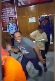 海外网@因疫情获假释 印尼囚犯“大摇大摆”跳舞出监狱