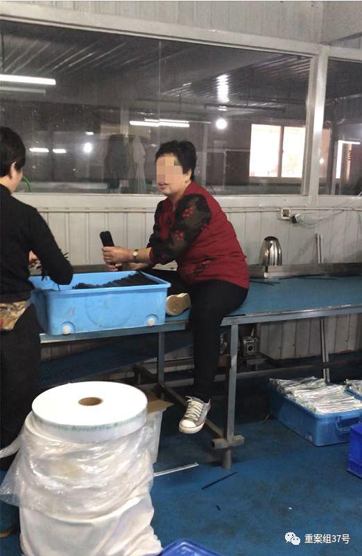 ▲一名工人直接坐在板子上赤手整理洗过的筷子，准备去打包装。 新京报记者 刘经宇 摄