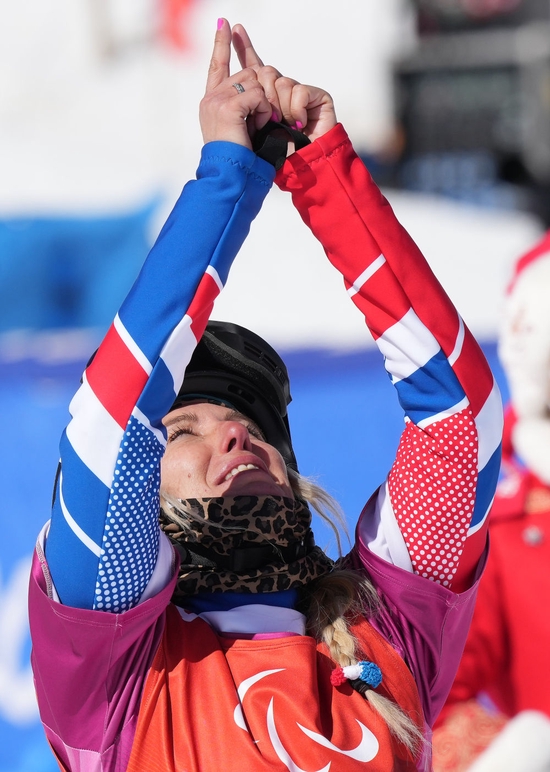 图为法国选手塞茜尔·埃尔南德斯在北京2022年冬残奥会残奥单板滑雪女子障碍追逐赛后庆祝（2022年3月7日摄）。新华社记者 万象 摄