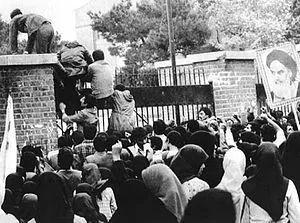  1979年11月4日，伊朗学生试图爬越美国驻伊朗大使馆围墙