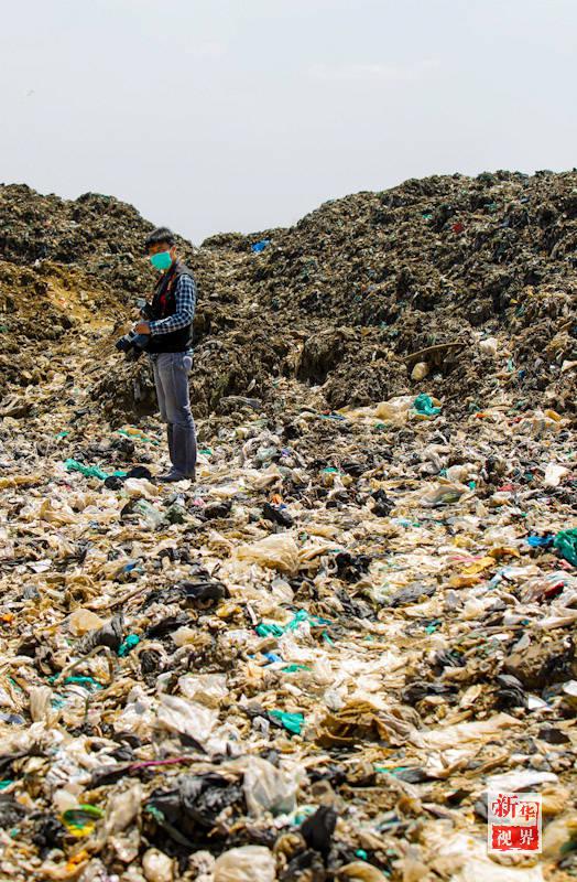  2013年9月4日，新华社非洲总分社记者孟晨光在非洲最大的垃圾填埋场——肯尼亚内罗毕丹多拉垃圾填埋场采访。