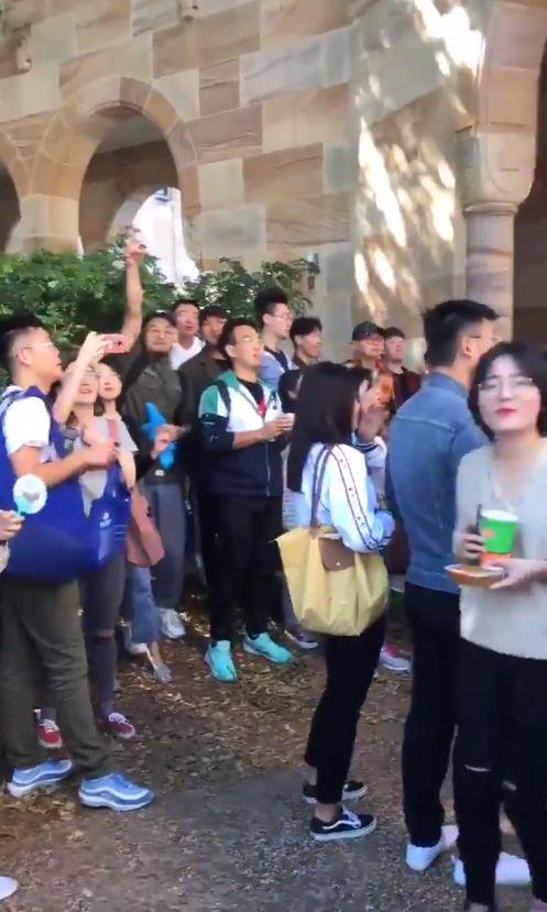 　中国内地留学生在现场唱起国歌（视频截图）