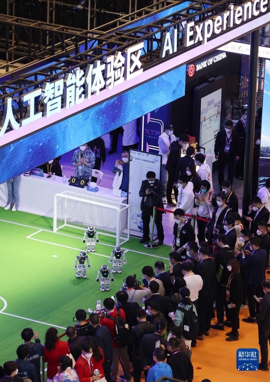 2022年11月5日，参观者在第五届中国国际进口博览会人工智能专区观看机器人表演。新华社记者 金立旺 摄
