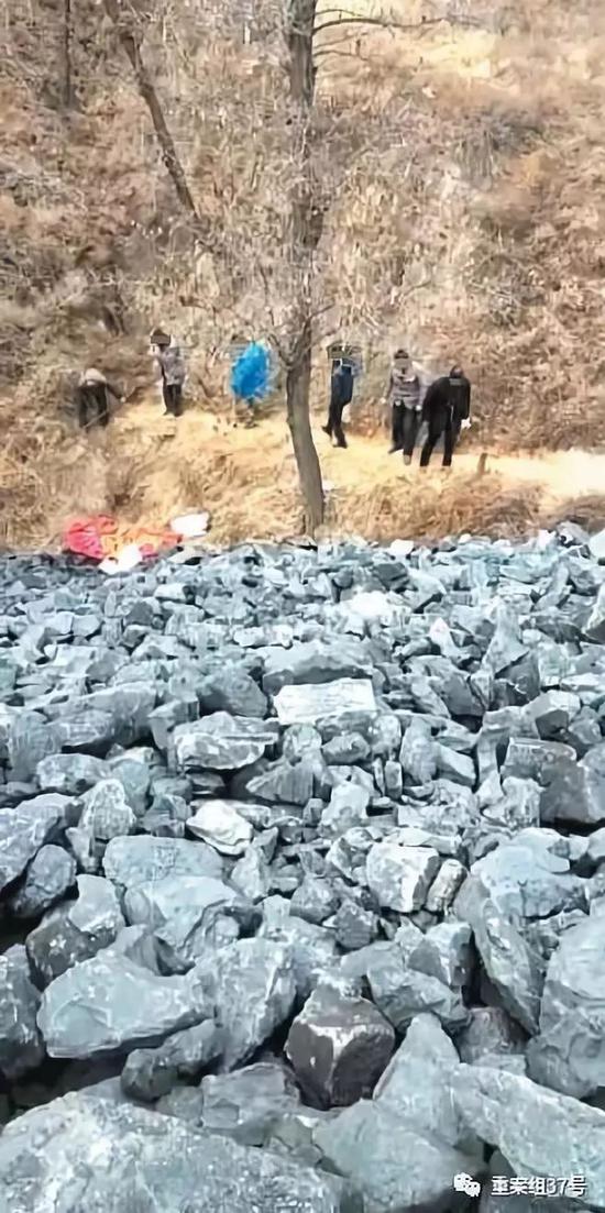 ▲11月5日，村民和家属下到煤矸石坡下，准备抬尸，随后5人倒下身亡。    村民手机视频截图